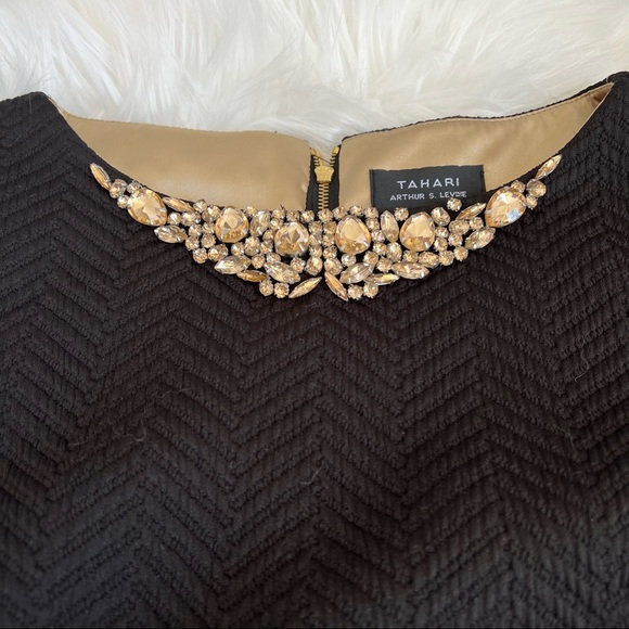 Tahari Black Textured Shift Dress w Embellished Neck and gold zipper back sz 2 - Picture 3 of 9
